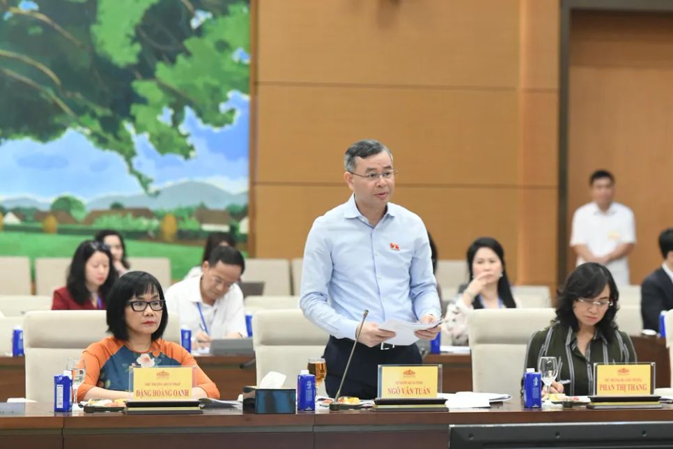 Bộ trưởng Bộ Tài chính Ngô Văn Tuấn trình bày tờ trình của Chính phủ. Ảnh: VIẾT CHUNG