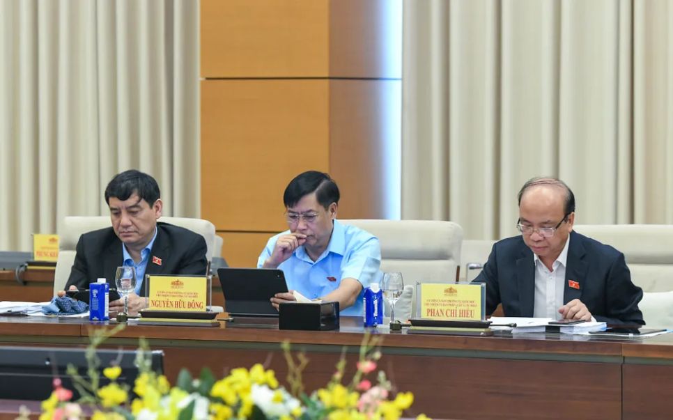 Thành viên UBTVQH dự họp. Ảnh: VIẾT CHUNG