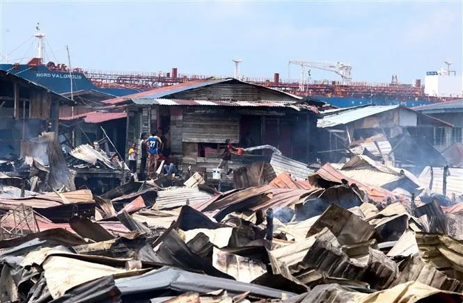 1.000 ngôi nhà ở làng chài bị thiêu rụi. Ảnh: THX