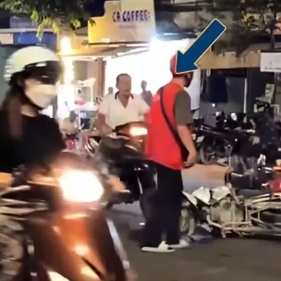 Ông H.V.L gây hấn với shipper sau va chạm giao thông. Ảnh cắt từ clip