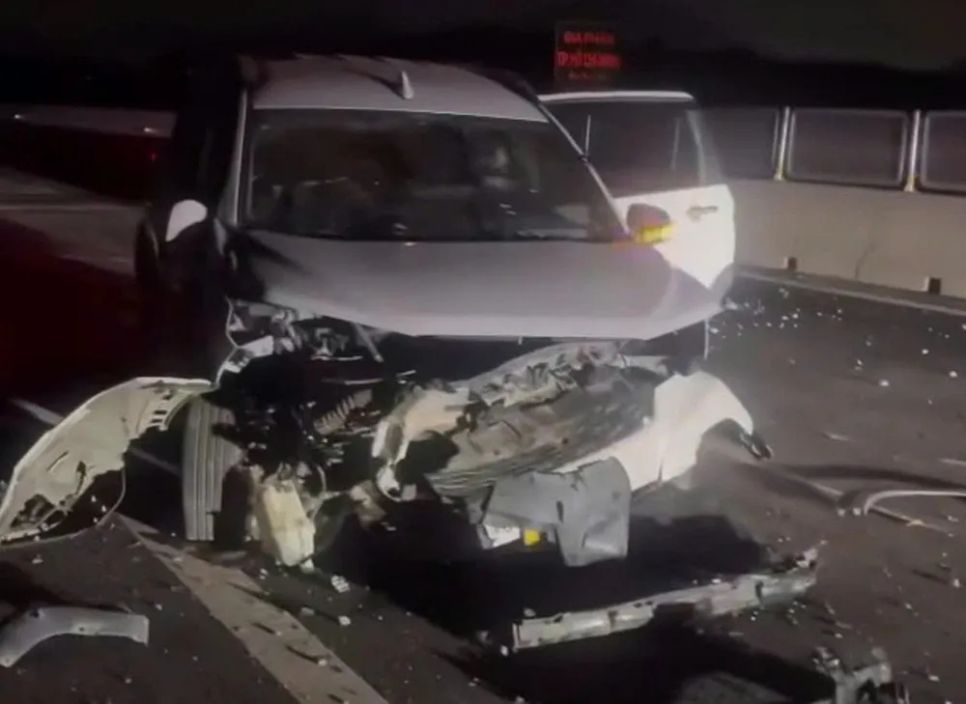 Xe ô tô 7 chỗ bị hư hỏng nặng khi tông vào khối bê tông trên tuyến đường cao tốc Biên Hòa - Vũng Tàu chưa khai thác