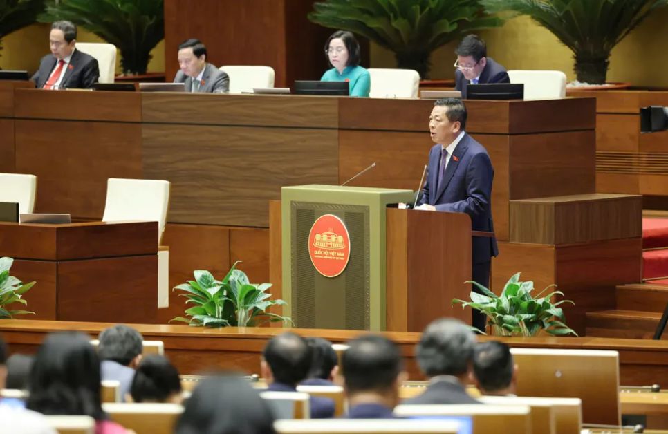 Bộ trưởng Bộ Xây dựng Trần Hồng Minh phát biểu giải trình, làm rõ các vấn đề đại biểu Quốc hội nêu, chiều 20-4. Ảnh QUANG PHÚC