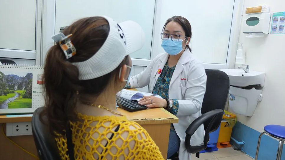 Bác sĩ Bệnh viện Bình Dân thăm khám cho người bệnh bị suy thận nặng vì tự ý sử dụng thuốc không rõ nguồn gốc mua trên mạng