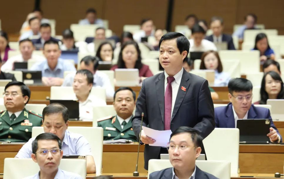 ĐB Nguyễn Hải Nam (Huế) phát biểu tại hội trường, sáng 21-4. Ảnh: QUANG PHÚC