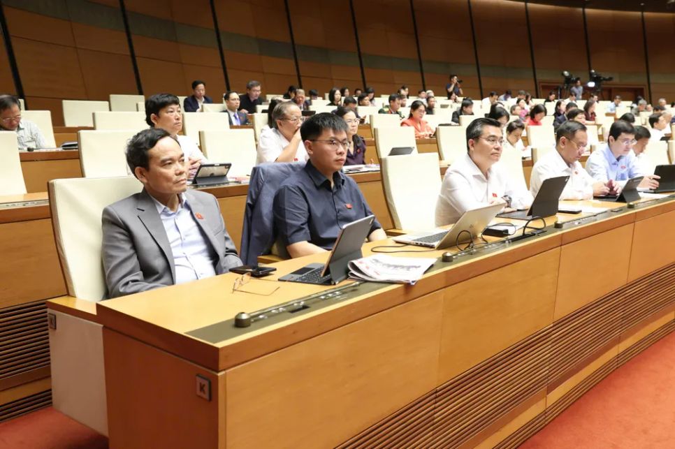 Bí thư Thành ủy TPHCM Trần Lưu Quang và các đại biểu Quốc hội dự phiên họp tại hội trường Diên Hồng, sáng 21-4. Ảnh: QUANG PHÚC