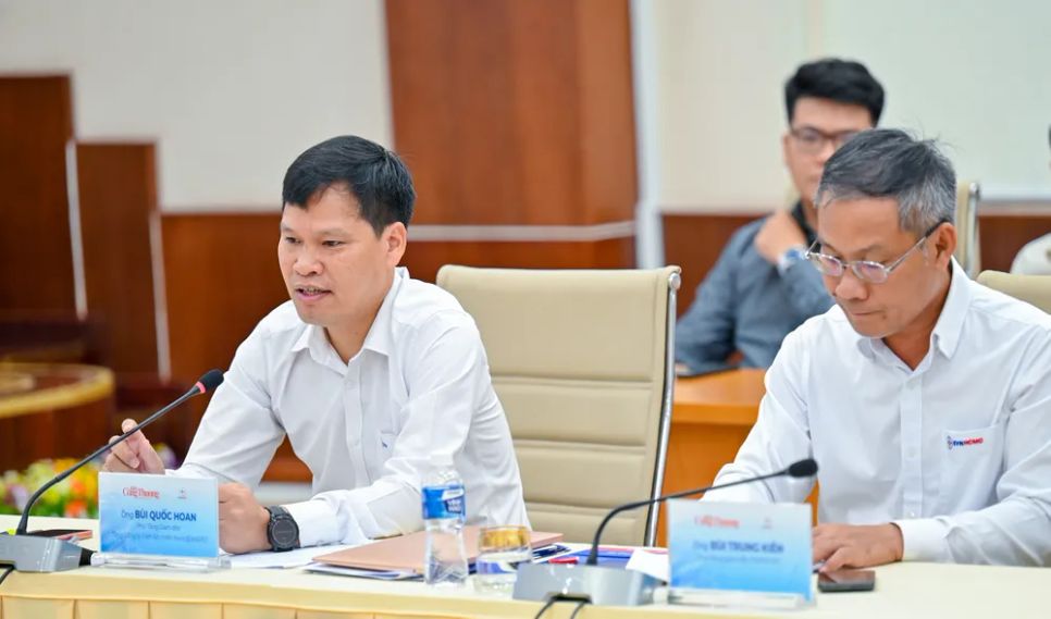 Phó Tổng Giám đốc EVNSPC Bùi Quốc Hoan phát biểu tham luận tại tọa đàm