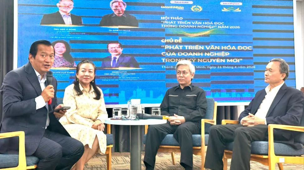 Các khách mời của chương trình. Từ phải qua: ông Ngô Vi Đồng, TS Giản Tư Trung, bà Nhan Húc Quân và ông Nguyễn Tuấn Quỳnh