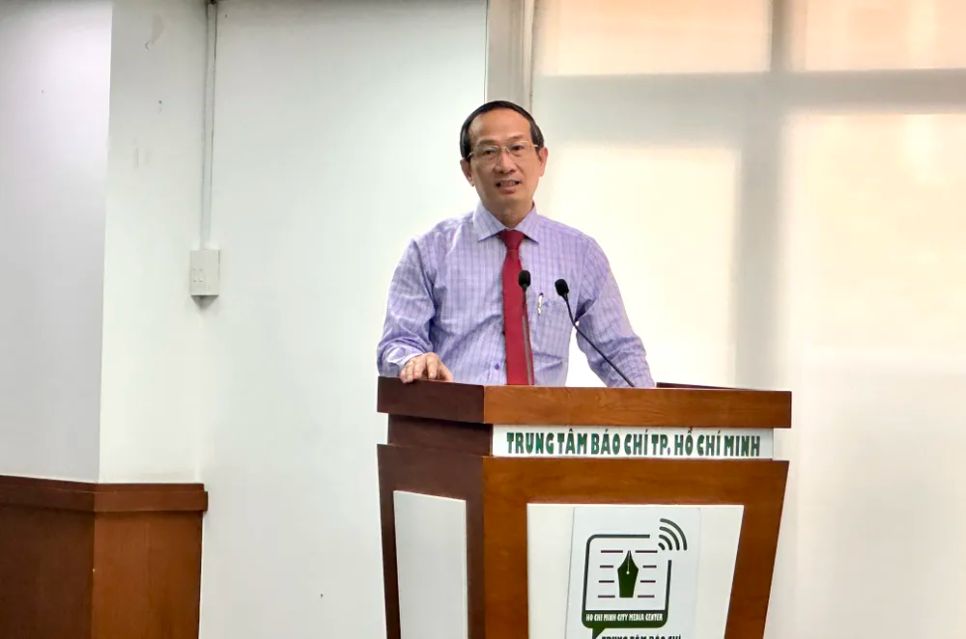 Ông Trần Hoàng, Tổng Biên tập Tạp chí Doanh nhân Sài Gòn, phát biểu tại hội thảo