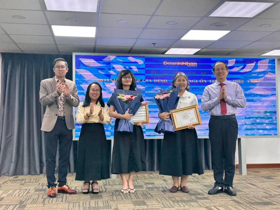 Phó Trưởng Ban Tuyên giáo và Dân vận Thành ủy TPHCM Đinh Thị Thanh Thủy (thứ 2 từ trái qua) và ông Trần Hoàng (phải) trao giải nhì cho 2 tác giả Cao Thị Xuân Lộc và Đoàn Khuyên