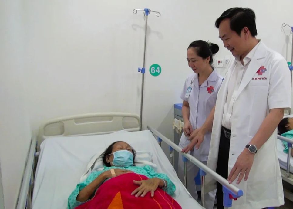 TS-BS-CK2 Nguyễn Phú Hữu thăm khám cho người bệnh