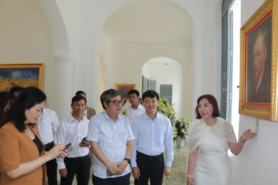 Đại biểu tham quan triển lãm. Ảnh: Q.V