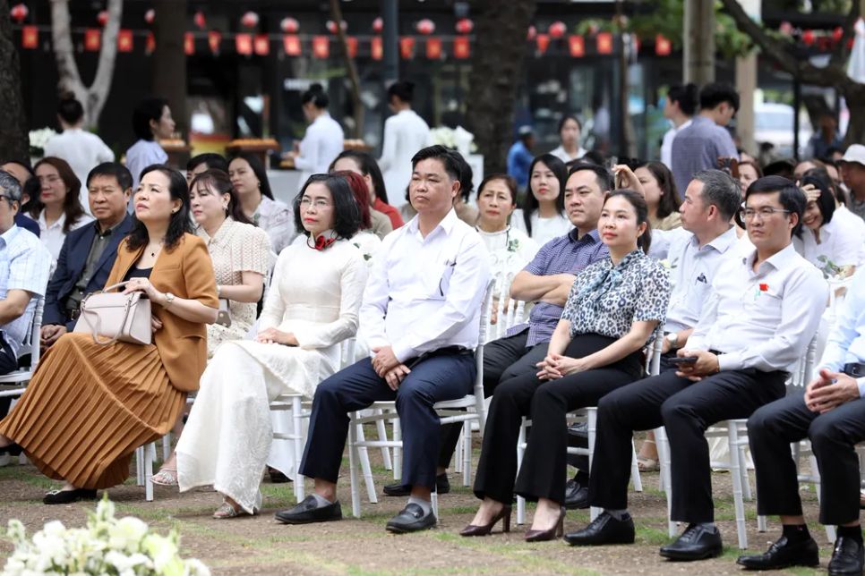 Lãnh đạo Trung ương và TPHCM tham dự khai mạc triển lãm. Ảnh: Q.V