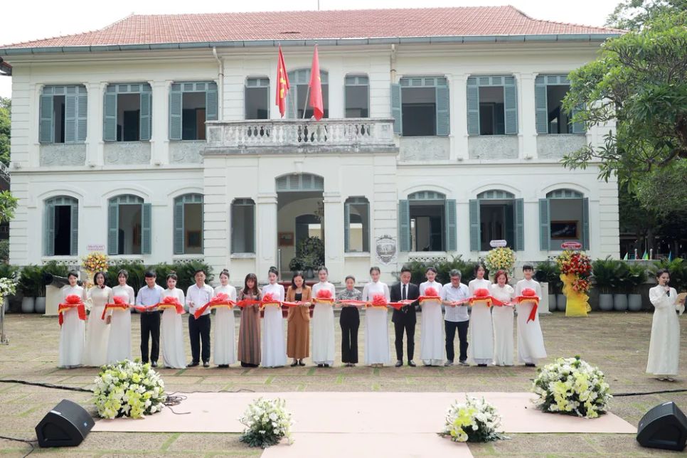 Lễ cắt băng khánh thành khai mạc triển lãm nghệ thuật “Maison de Lumière - Ngôi nhà ánh sáng”. Ảnh: Q.V