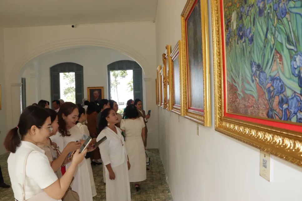 Người dân tham quan triển lãm dùng mã QR để tìm hiểu kỹ hơn về tác phẩm. Ảnh: Q.V