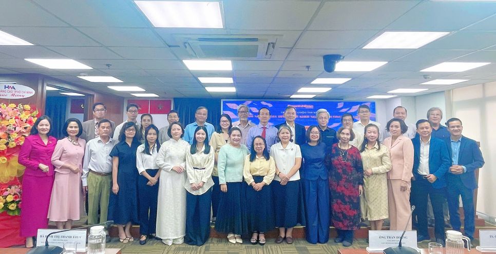 Ban tổ chức, khách mời và tác giả đạt giải cùng chụp hình lưu niệm tại sự kiện