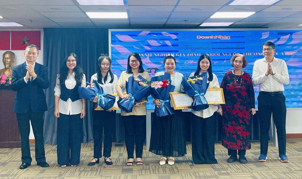 Nhà báo Nguyễn Thị Ngọc Hải (thứ hai từ phải qua), nhà báo Lữ Ý Nhi (thứ hai từ trái qua), ông Trịnh Chí Cường - CEO Nhựa Đại Đồng Tiến (ngoài cùng bên phải), ông Ngô Vi Đồng - Chủ tịch Hội đồng sách Doanh nhân (ngoài cùng bên trái) trao chứng nhận và hoa cho tác giả đạt giải khuyến khích