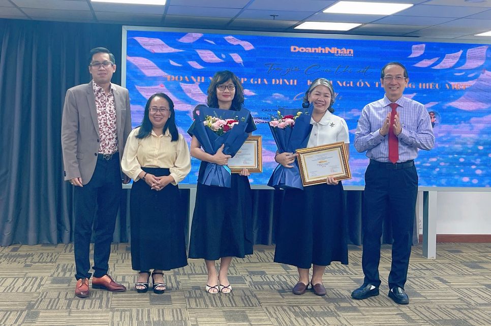 Nhà báo Trần Hoàng - Trưởng ban tổ chức, Tổng biên tập Tạp chí Doanh Nhân Sài Gòn (ngoài cùng bên phải), bà Đinh Thị Thanh Thuỷ - Phó trưởng ban Tuyên giáo và Dân vận thành uỷ TP.HCM (thứ hai từ trái sang) và ông Lê Như Vũ - CEO Thương hiệu Sapuwa, trao chứng nhận và hoa cho hai tác giả đạt giải Nhì