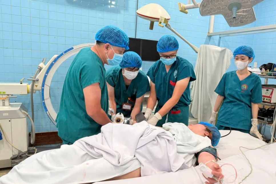 Bệnh nhân nhập viện với bàn tay gắn chặt trong máy xay thịt.