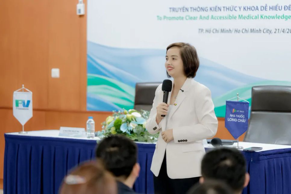 Bà Nguyễn Đỗ Quyên, Phó Tổng Giám đốc FPT Retail kiêm Giám đốc Điều hành Hệ thống nhà thuốc và trung tâm tiêm chủng Long Châu chia sẻ tại lễ ký kết