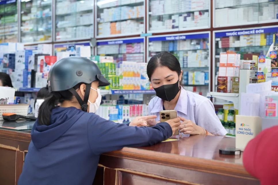 Người dân mua thuốc tại một nhà thuốc Long Châu trên địa bàn TPHCM