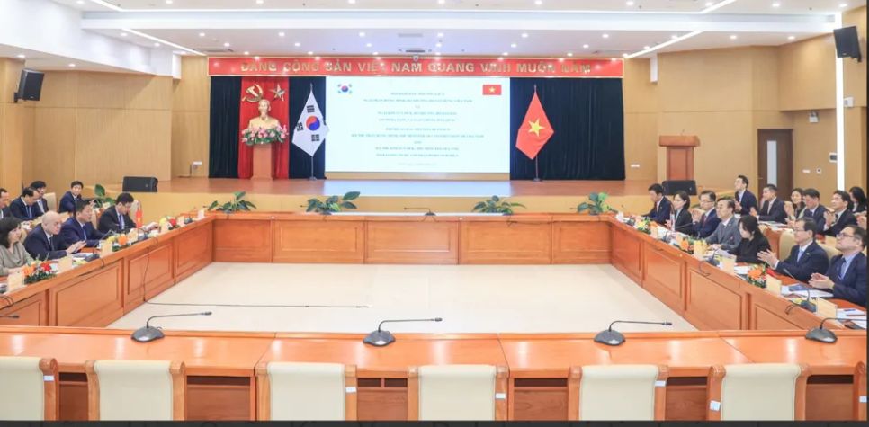 Hội đàm giữa Bộ trưởng Bộ Xây dựng Việt Nam Trần Hồng Minh và Bộ trưởng Bộ Đất đai, cơ sở hạ tầng và giao thông Hàn Quốc Kim Yun-duk ngày 21-4 tại Hà Nội