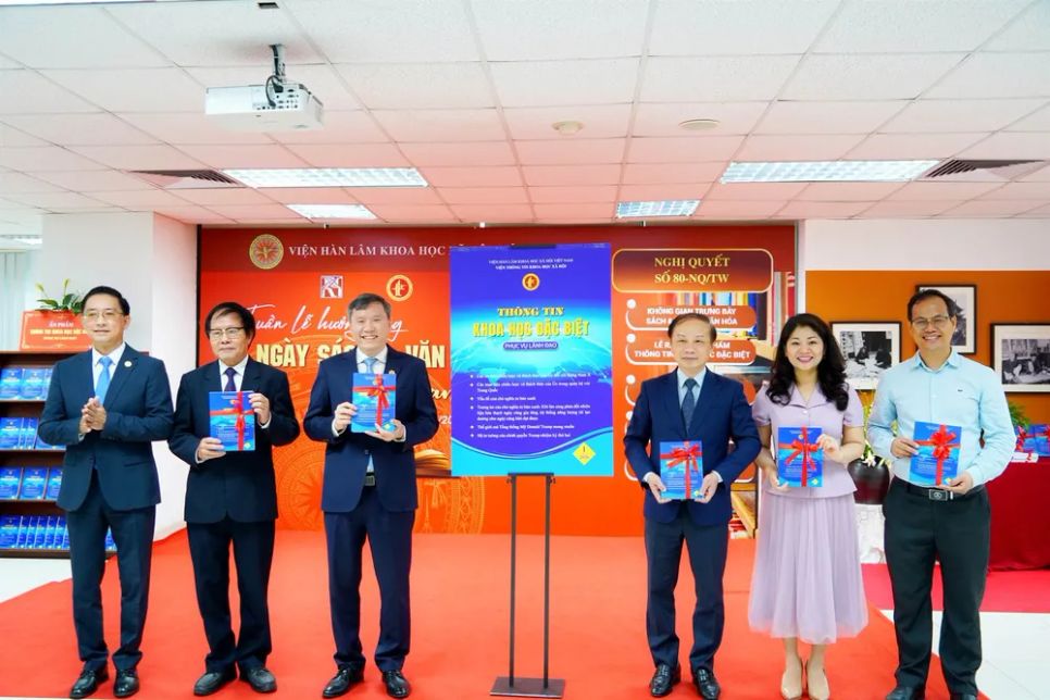 Trao tặng ấn phẩm “Thông tin khoa học đặc biệt phục vụ lãnh đạo” cho các đại biểu tham dự Tuần lễ hưởng ứng Ngày Sách và Văn hóa đọc Việt Nam năm 2026