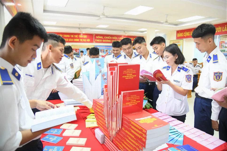 Cán bộ, chiến sĩ Bộ Tư lệnh Vùng Cảnh sát biển 3 hưởng ứng Ngày Sách và Văn hóa đọc Việt Nam