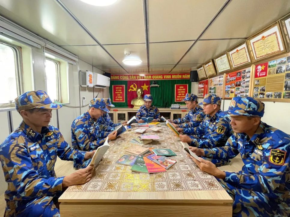 Cán bộ, chiến sĩ đọc sách trên tàu
