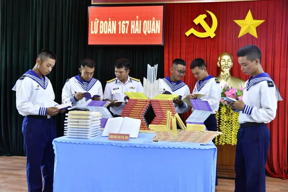 Cán bộ, chiến sĩ Lữ đoàn 167 tham quan mô hình sách