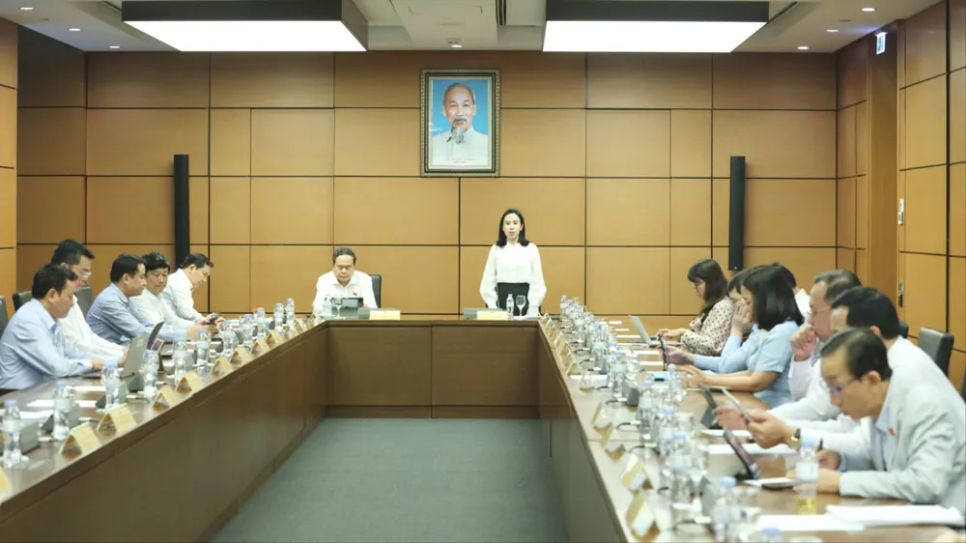 Đoàn đại biểu Quốc hội TPHCM thảo luận tại tổ, chiều 21-4. Ảnh QUANG PHÚC