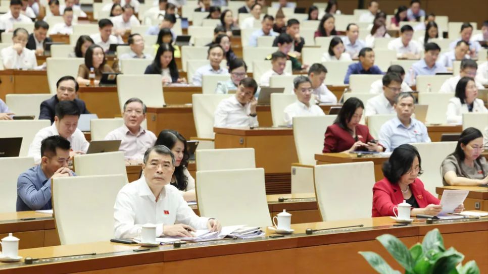 Thủ tướng Lê Minh Hưng và các đại biểu Quốc hội dự phiên họp tại hội trường Diên Hồng, chiều 21-4. Ảnh: QUANG PHÚC