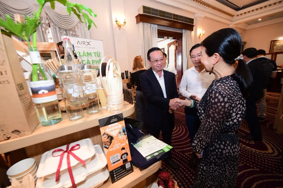 Đồng chí Bùi Minh Thạnh tham quan một gian hàng trong khuôn khổ hội thảo