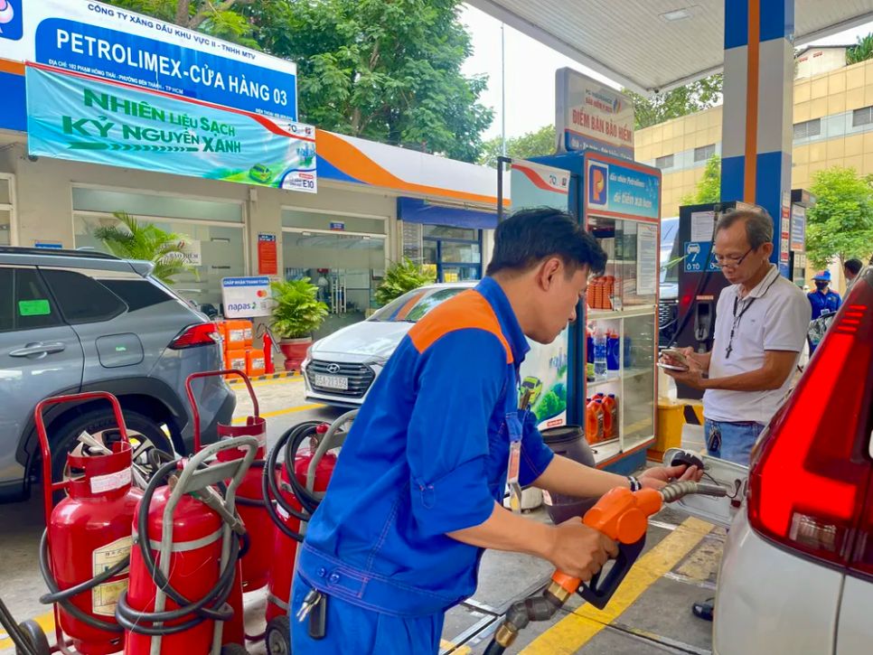 Khách đổ xăng E10 tại cây xăng Petrolimex trên đường Phạm Hồng Thái, phường Bến Thành, TPHCM