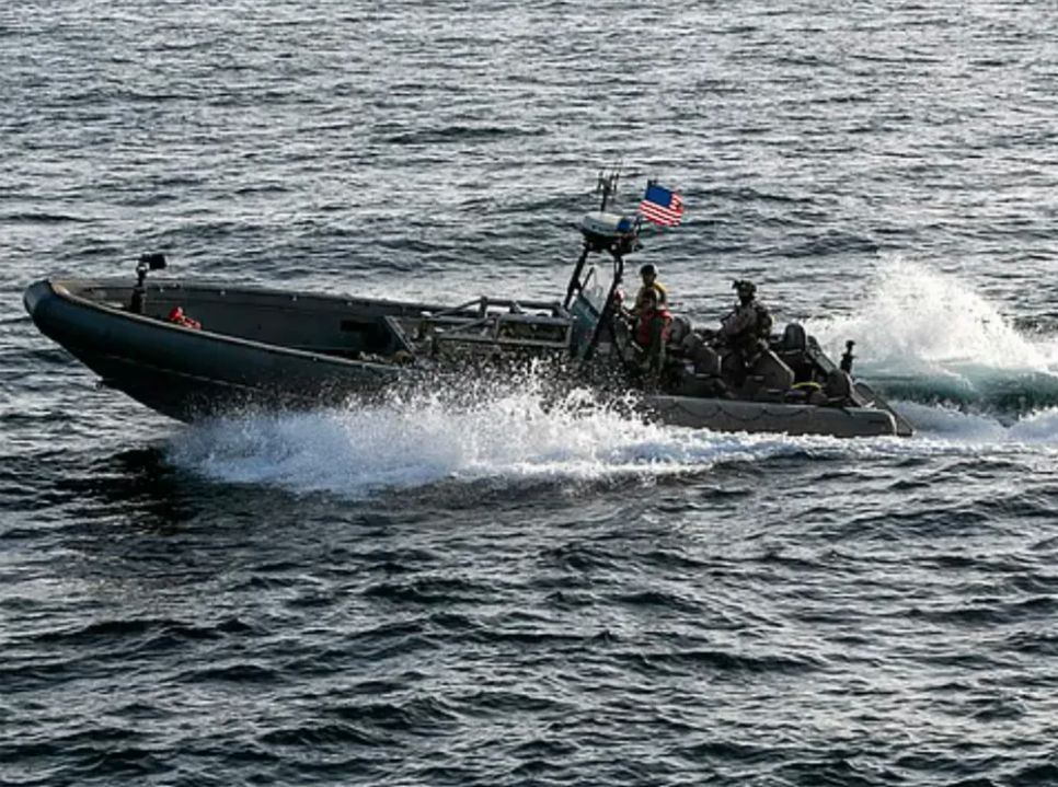 Lực lượng Mỹ tuần tra biển Arab sau vụ bắt giữ tàu M/V Touska của Iran tại vịnh Oman ngày 19-4 ẢNH: CENTCOM/X