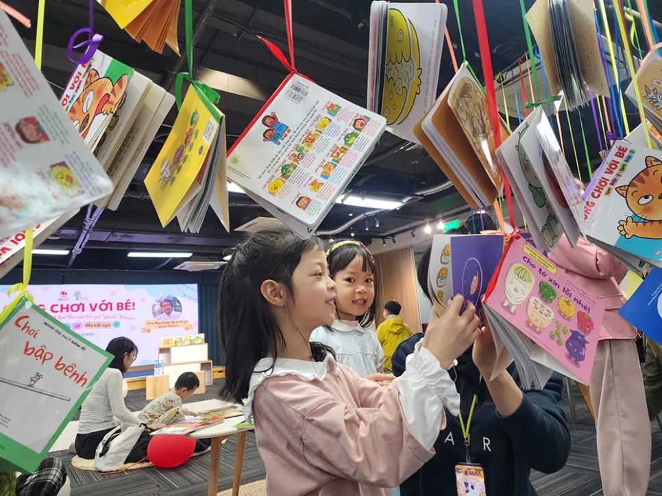 Trẻ em tìm đọc sách nhân ngày hội sách mùa xuân tại Hà Nội