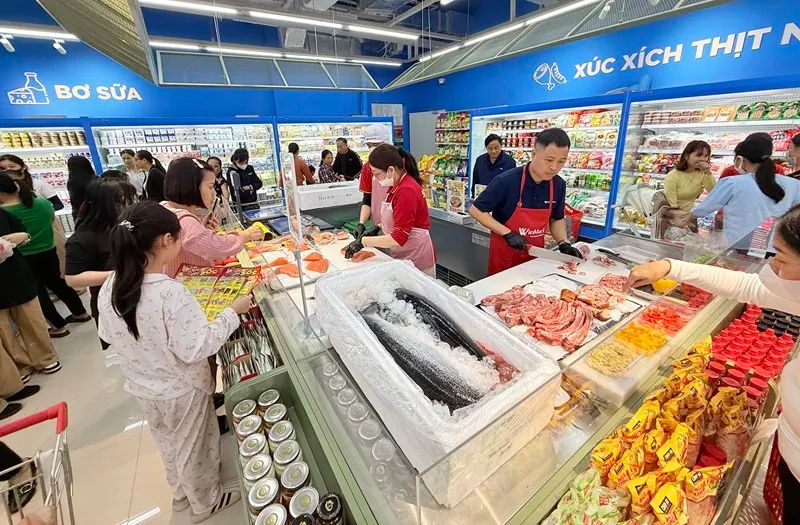 Người dân mua sắm tại siêu thị WinMart