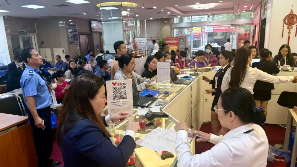 Sáng 22-4, giá vàng giảm 900.000 đồng/lượng