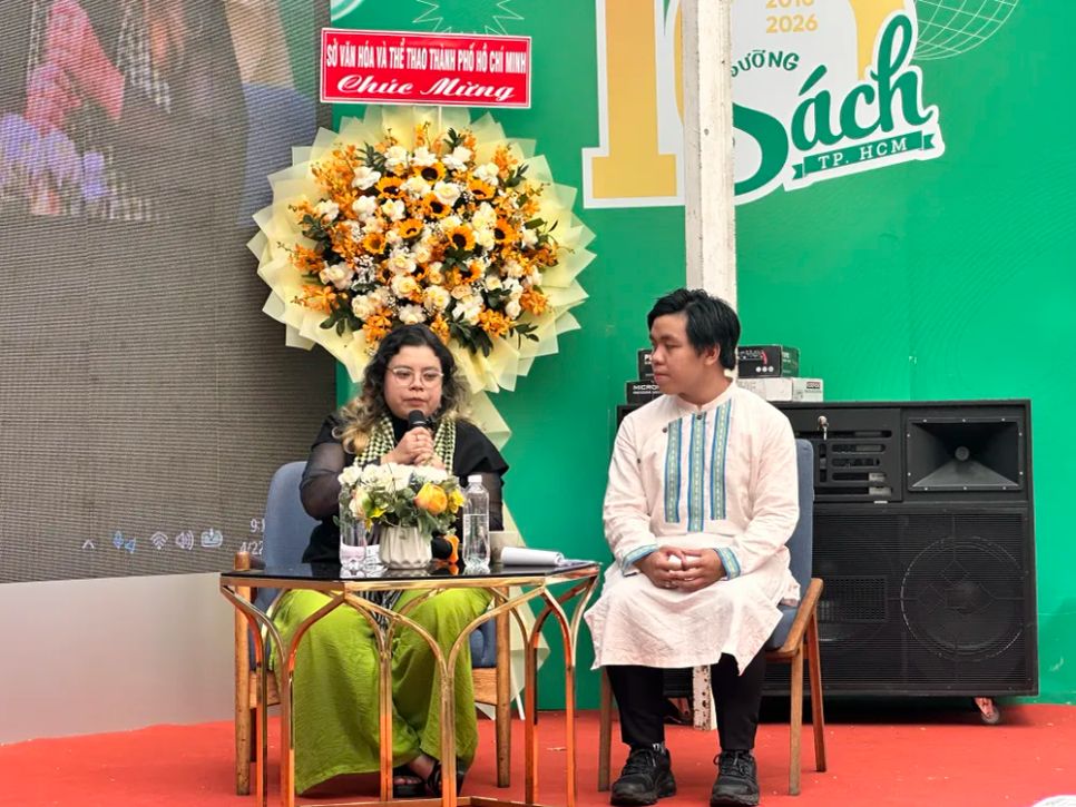 Cécile Ngọc Sương Perdu (trái) kể câu chuyện của mình, mở đầu cho chuỗi câu chuyện từ dự án 