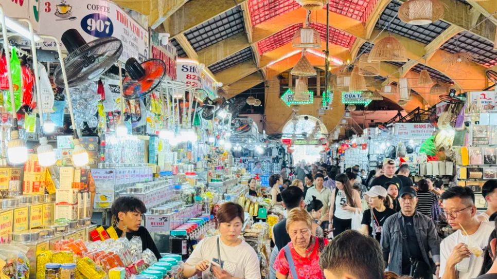 Du khách tham quan và mua sắm tại chợ Bến Thành. Ảnh: ĐÌNH DƯ