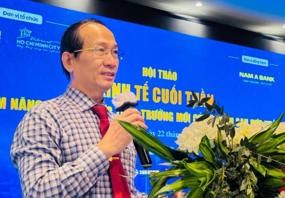 Nhà báo Trần Hoàng, Tổng Biên tập Tạp chí Doanh Nhân Sài Gòn, thay mặt Ban tổ chức phát biểu. Ảnh: ĐÌNH DƯ