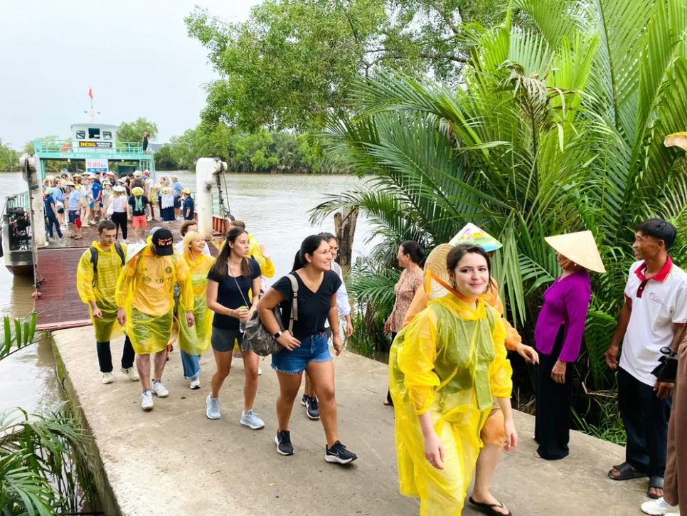 Khách nước ngoài thích thú khi đến Khu du lịch Cồn Chim