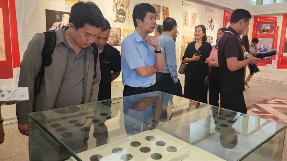 Trưng bày tổ chức nhân kỷ niệm 156 năm ngày sinh V.I. Lênin (22-4-1870 – 22-4-2026). Ảnh: THU HÀ