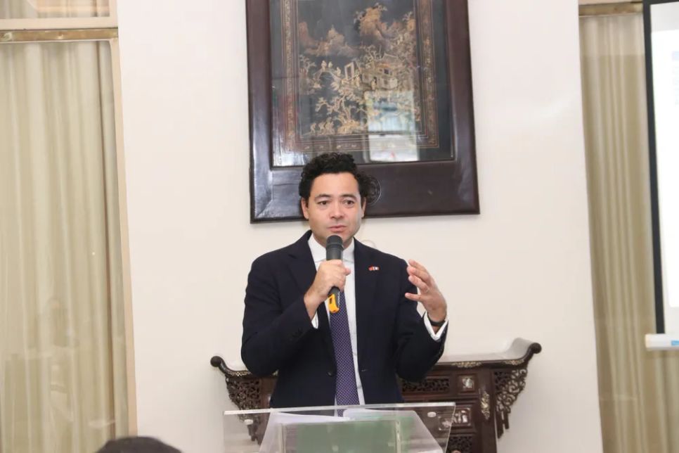 Tổng lãnh sự Pháp tại TPHCM Etienne Ranaivoson phát biểu tại buổi lễ. Ảnh: ĐỖ VĂN