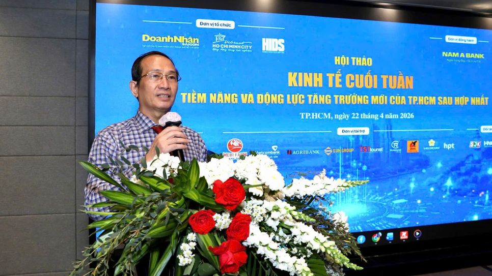 Nhà báo Trần Hoàng - Tổng biên tập Tạp chí Doanh Nhân Sài Gòn phát biểu khai mạc. Ảnh: Hoàng Chương