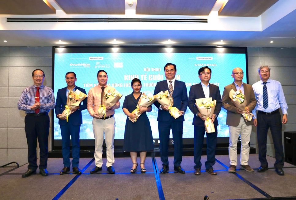 Tổng biên tập Tạp chí Doanh Nhân Sài Gòn (ngoài cùng bên trái) và Phó Viện trưởng HIDS Phạm Bình An (ngoài cùng bên phải) trao hoa tới các vị diễn giả chia sẻ tại Hội thảo