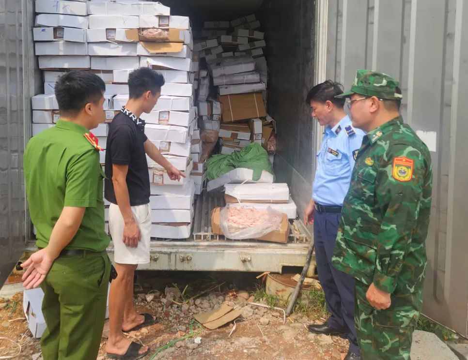 Lực lượng chức năng kiểm tra các lô thực phẩm không rõ nguồn gốc tại tỉnh Quảng Ninh. Ảnh: DMS