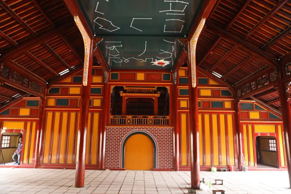 Tìm thấy hiện vật nghi là chi tiết trang trí chòm sao nhà hát cung đình cổ