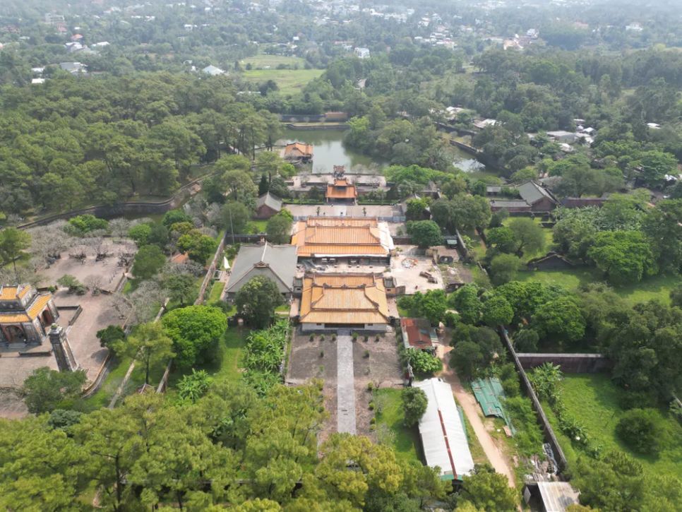 Tìm thấy hiện vật nghi là chi tiết trang trí chòm sao nhà hát cung đình cổ