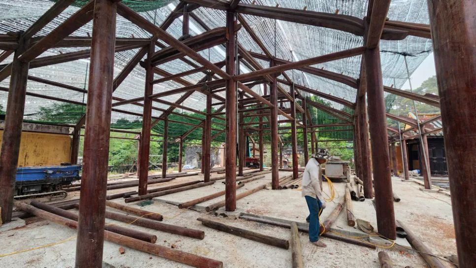 Tìm thấy hiện vật nghi là chi tiết trang trí chòm sao nhà hát cung đình cổ