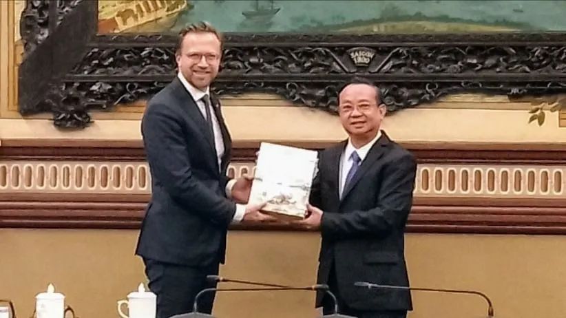 Phó Chủ tịch UBND TPHCM Bùi Minh Thạnh tặng quà lưu niệm đến Chủ tịch Ủy ban Nghị viện Hiệp định thương mại tự do châu Âu (EFTA) Nikolai Astrup. Ảnh: MINH CHÂU